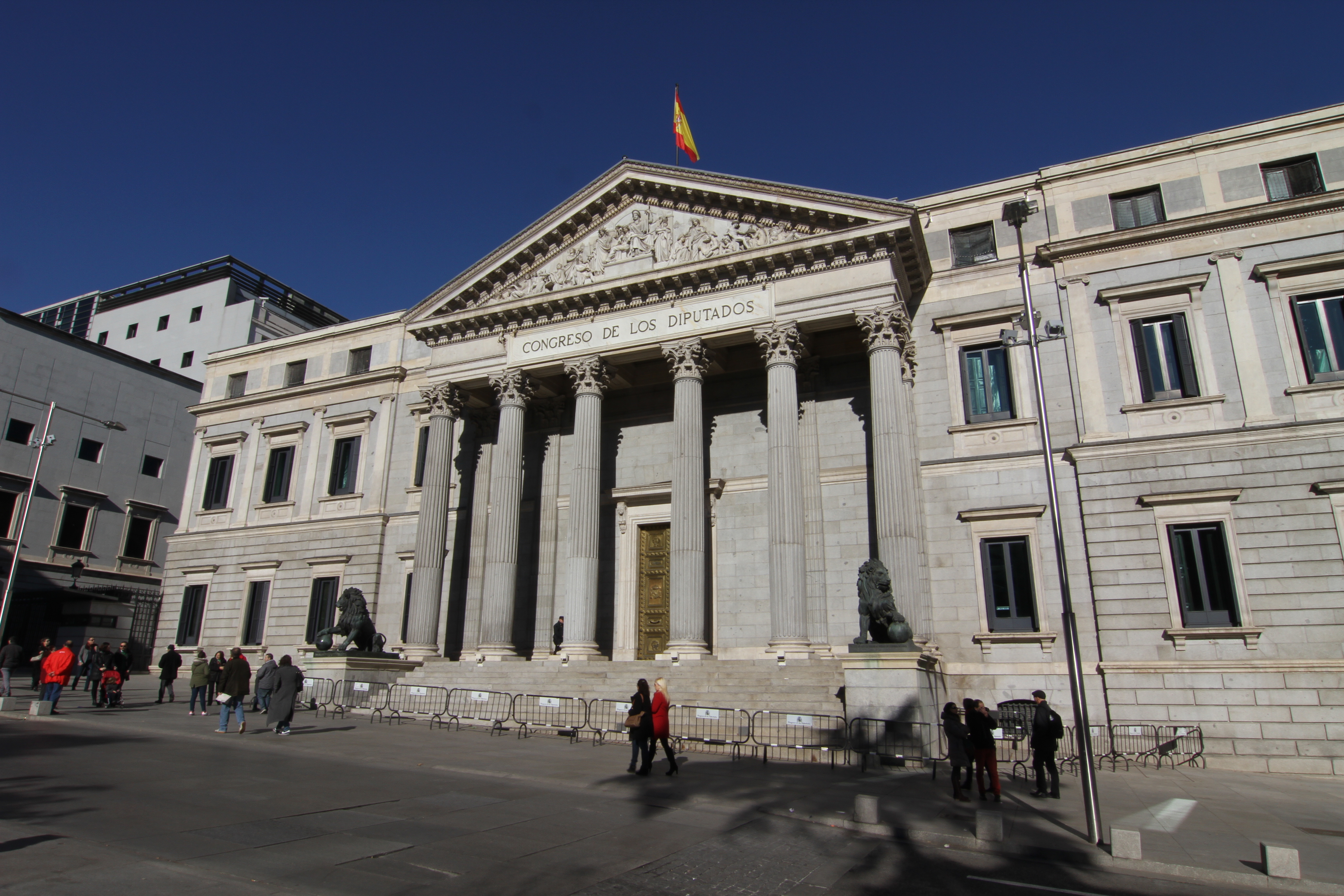 Qué dice exactamente el decreto de regularización y a quién afecta