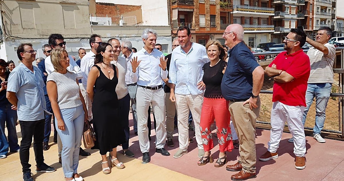 Puente repite la jugada: visita la zona cero de la dana sin avisar y rodeado solo de cargos del PSOE