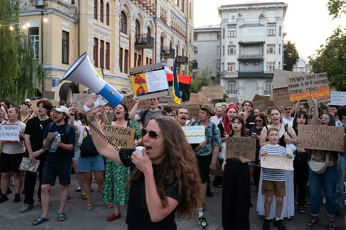 Miles de manifestantes toman las calles de Kiev contra la destitución del ministro de Defensa Fedorov