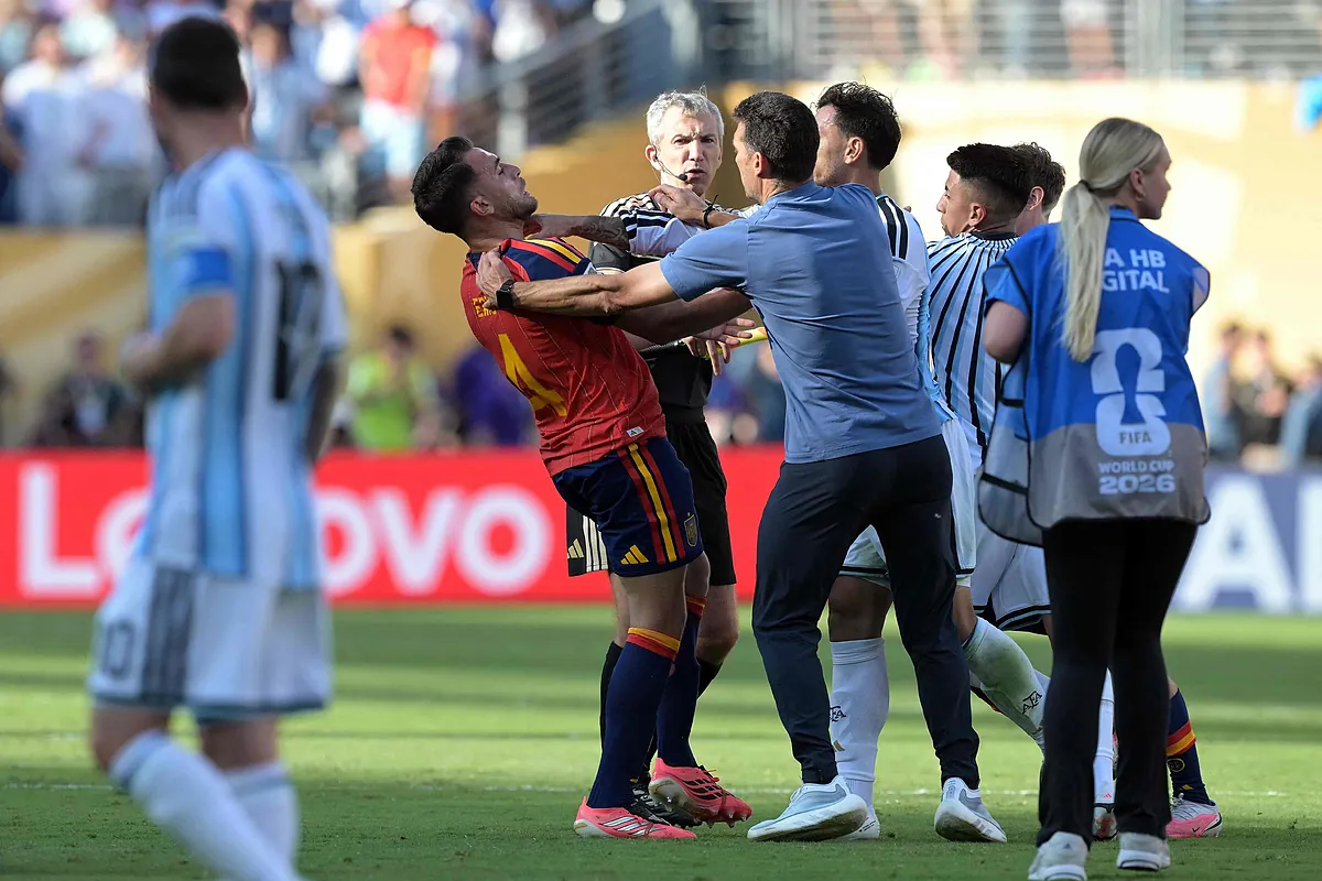 El puñetazo de Molina enciende la tangana del Mundial que empañó la fiesta de España