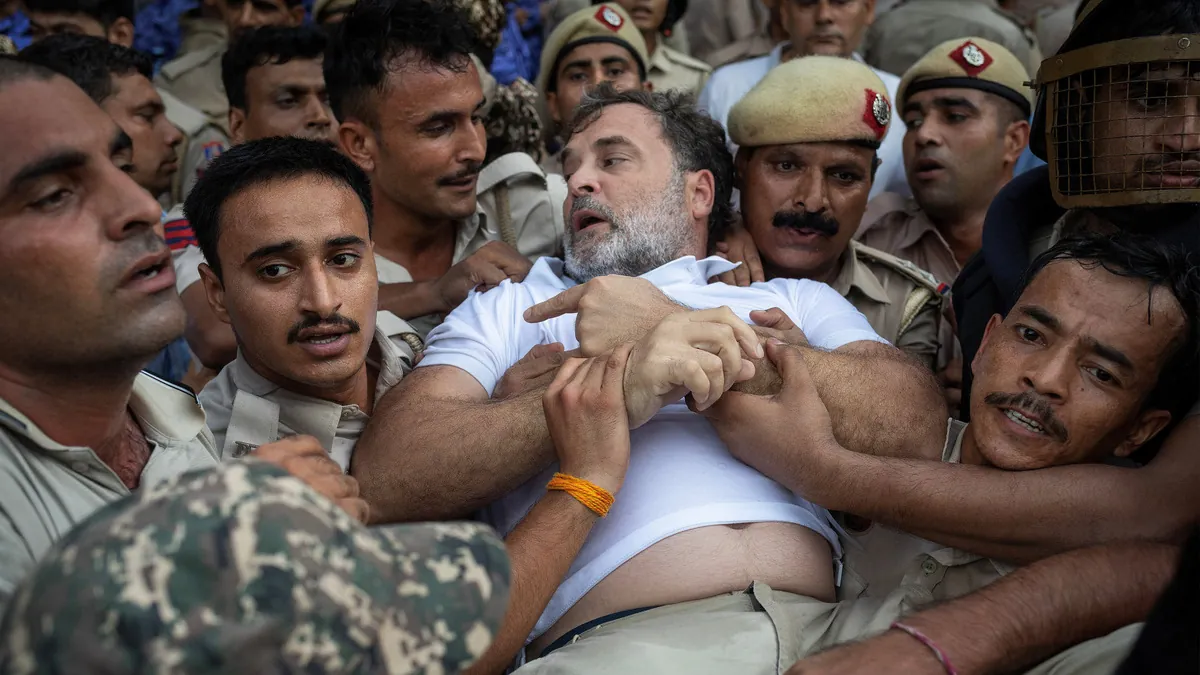Detenido el opositor indio Rahul Gandhi tras pedir la dimisión de Modi en plena revuelta estudiantil