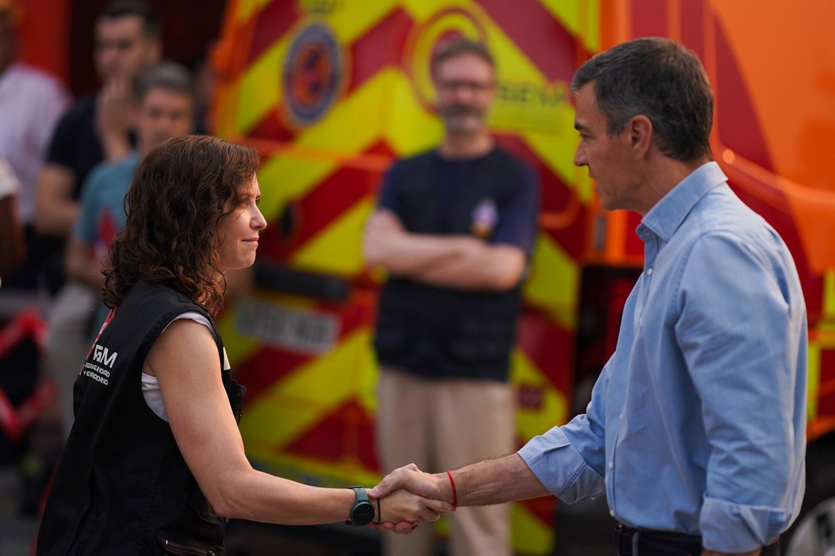 Ayuso y Sánchez se reúnen en el puesto de mando del incendio que asola la Sierra Oeste