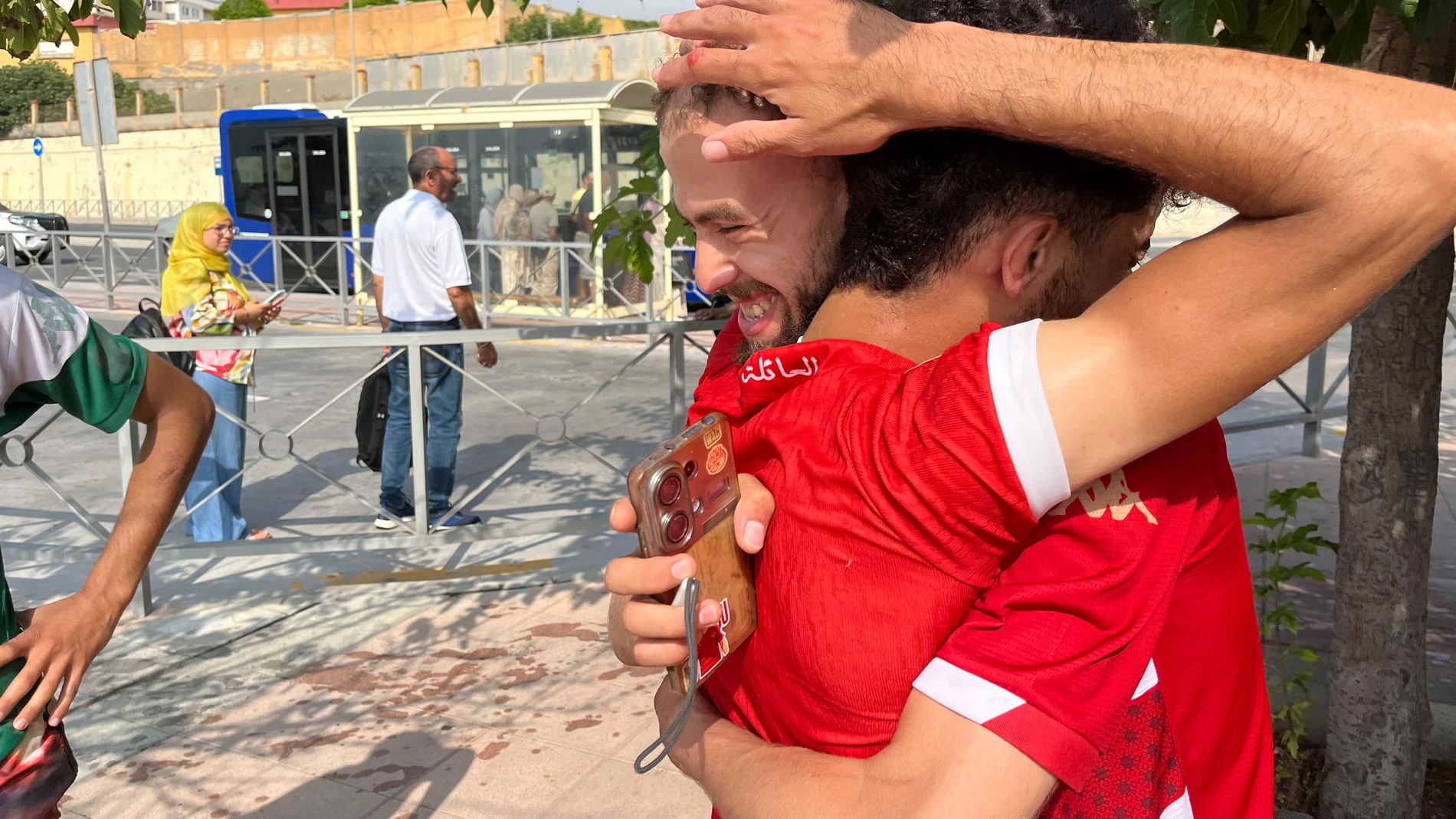Ceuta pide la emergencia nacional y el Gobierno envía al Ejército tras la entrada masiva de migrantes