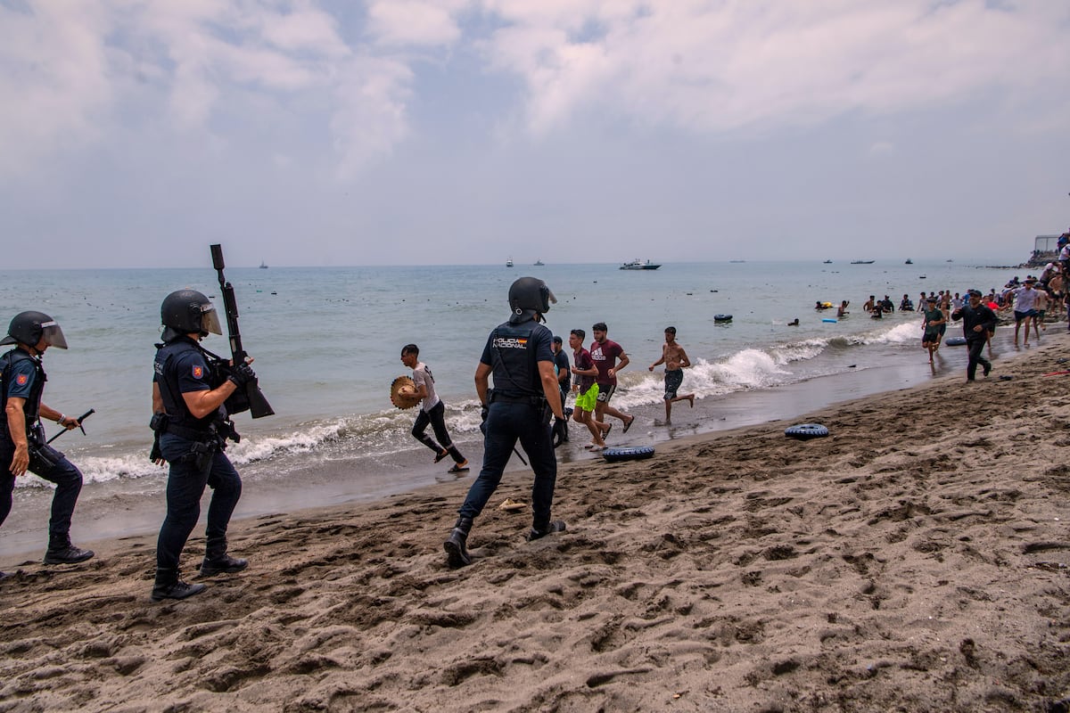 Al menos nueve inmigrantes mueren ahogados en la mayor entrada masiva a Ceuta desde 2021