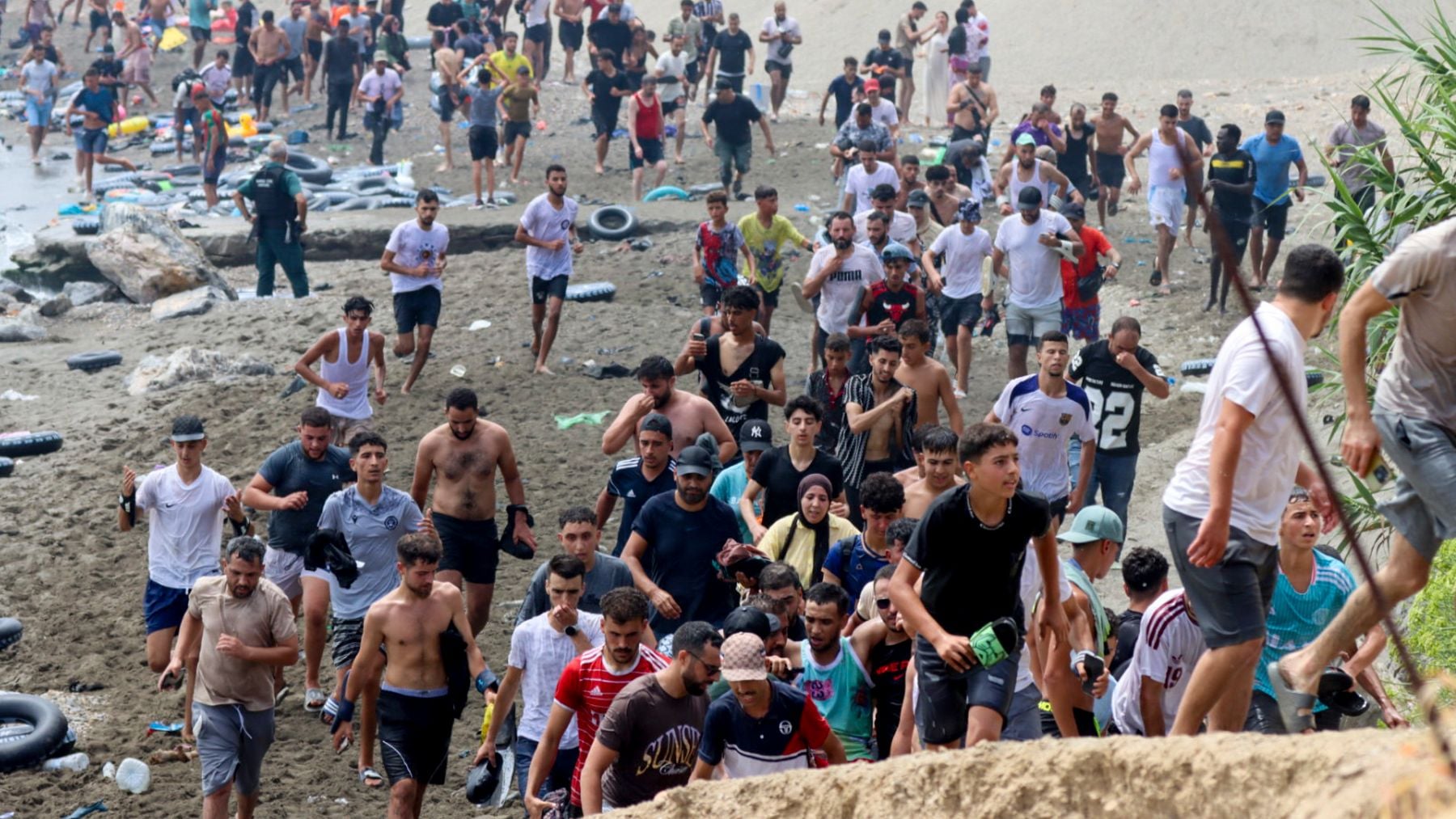 Ceuta se desborda: más de 20.000 personas cruzan desde Marruecos en la peor crisis migratoria en años