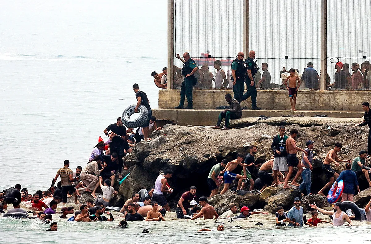 Ceuta sufre su mayor avalancha migratoria en años mientras el Gobierno tarda ocho horas en enviar al Ejército