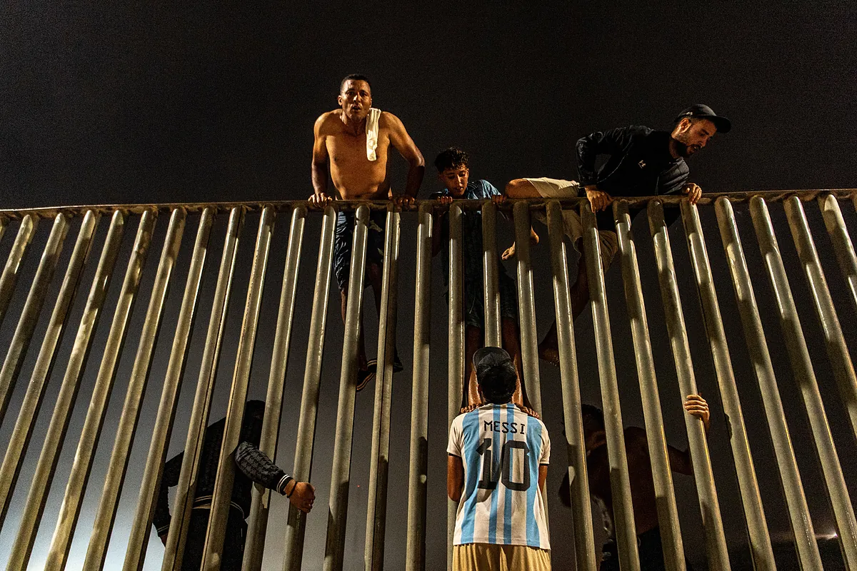 Unas 50.000 personas cruzan la frontera de Ceuta ante la mirada del Ejército, que no interviene