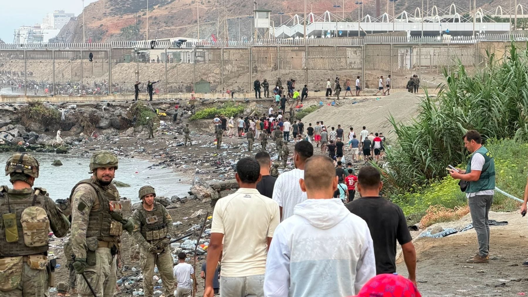 Ceuta empieza a decidir quién se queda: la Policía inicia el triaje de asilo entre 2.500 inmigrantes