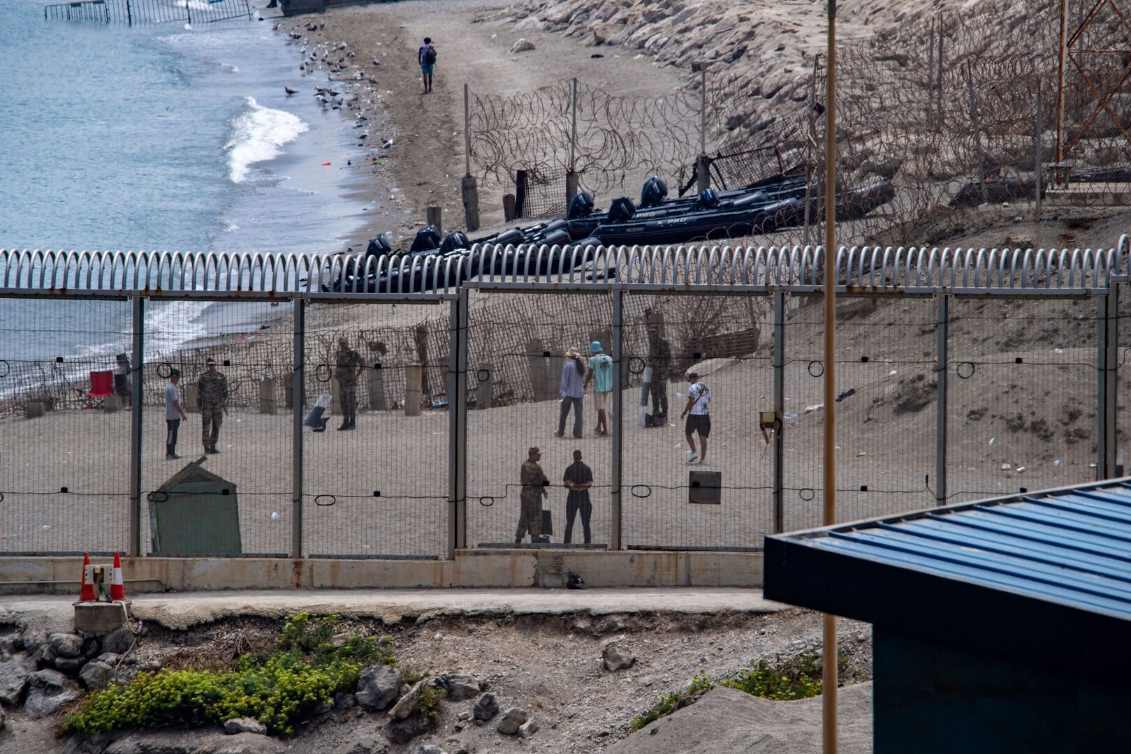 La Guardia Civil advierte a los inmigrantes que preparan el asalto a Ceuta: "Si te lanzas al mar, probablemente morirás"