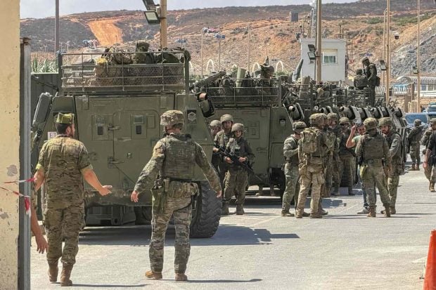 El Ejército despliega tanquetas en la frontera de Ceuta ante el temor a nuevos asaltos masivos