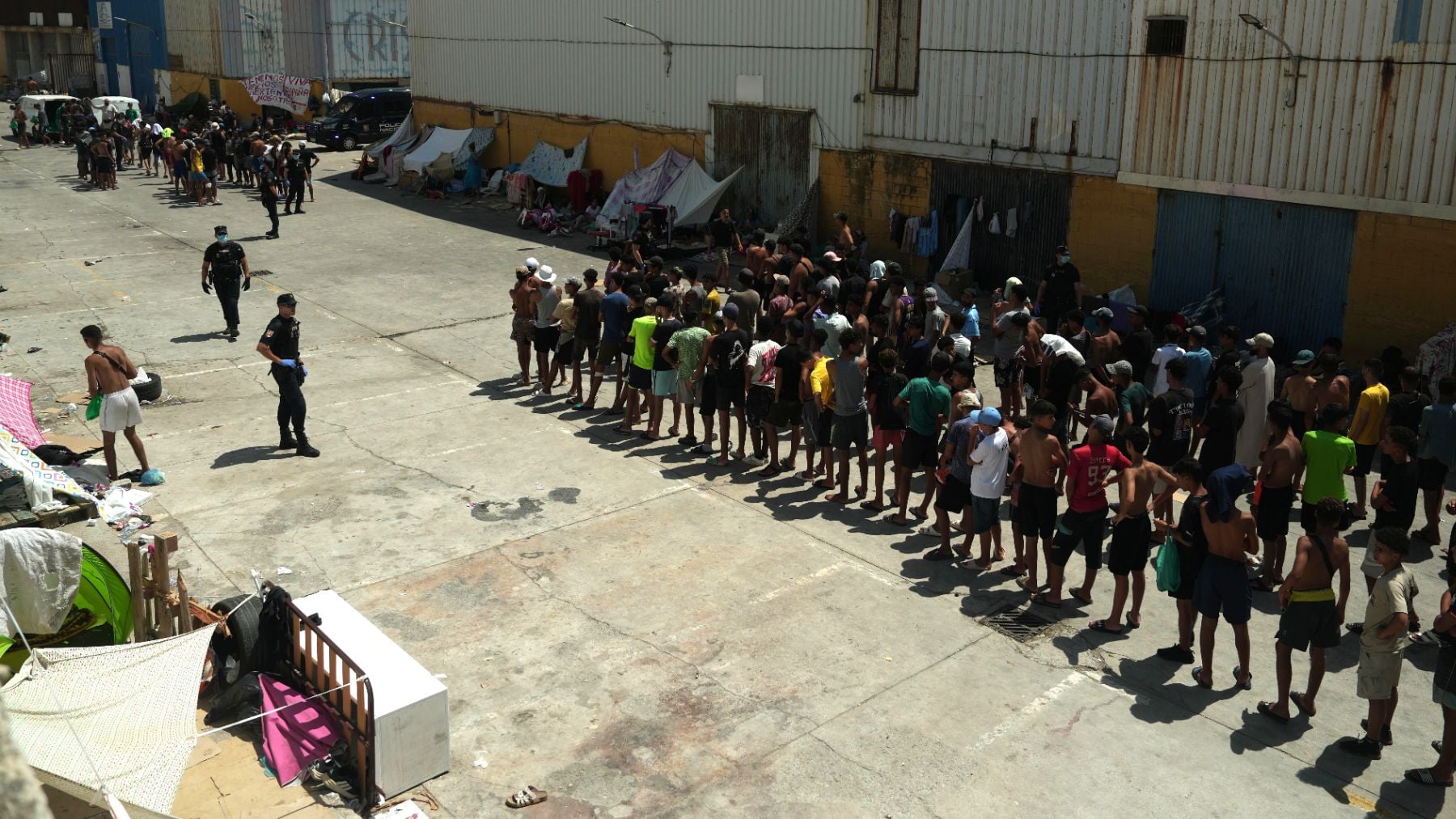 Abucheada y sin responder preguntas: así ha sido la primera visita de Mónica García a Ceuta, 17 días después de la crisis migratoria