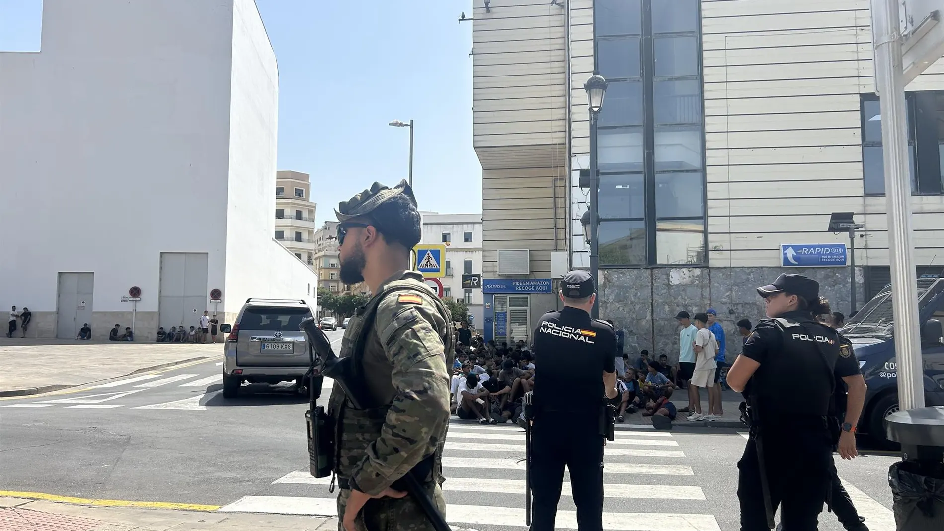 Ceuta reclama a Madrid mientras Albares elude al Senado en plena crisis migratoria