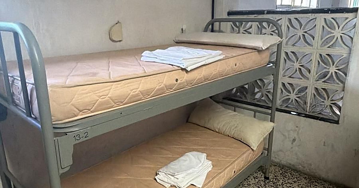 Una habitación para siete, un baño para setenta: así viven los policías y militares desplegados en Ceuta
