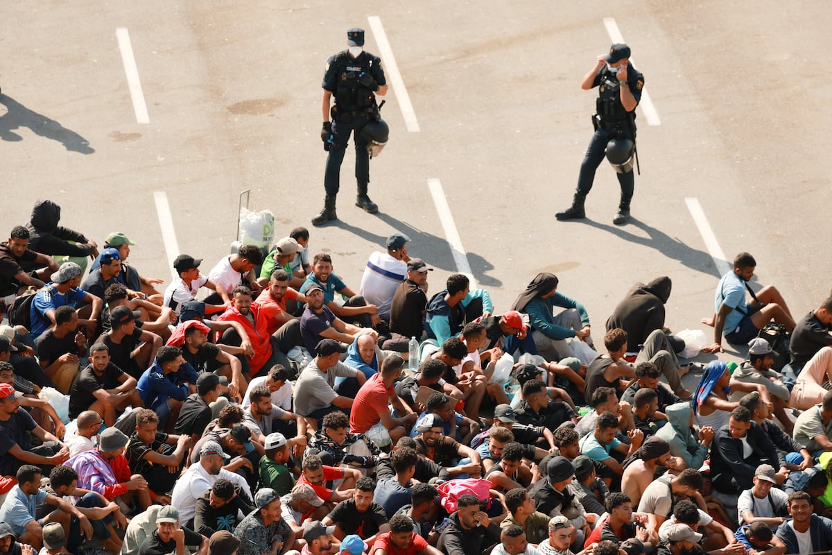 Ceuta desaloja la playa del Trampolín y traslada a 1.800 migrantes entre críticas de Vivas y del PP