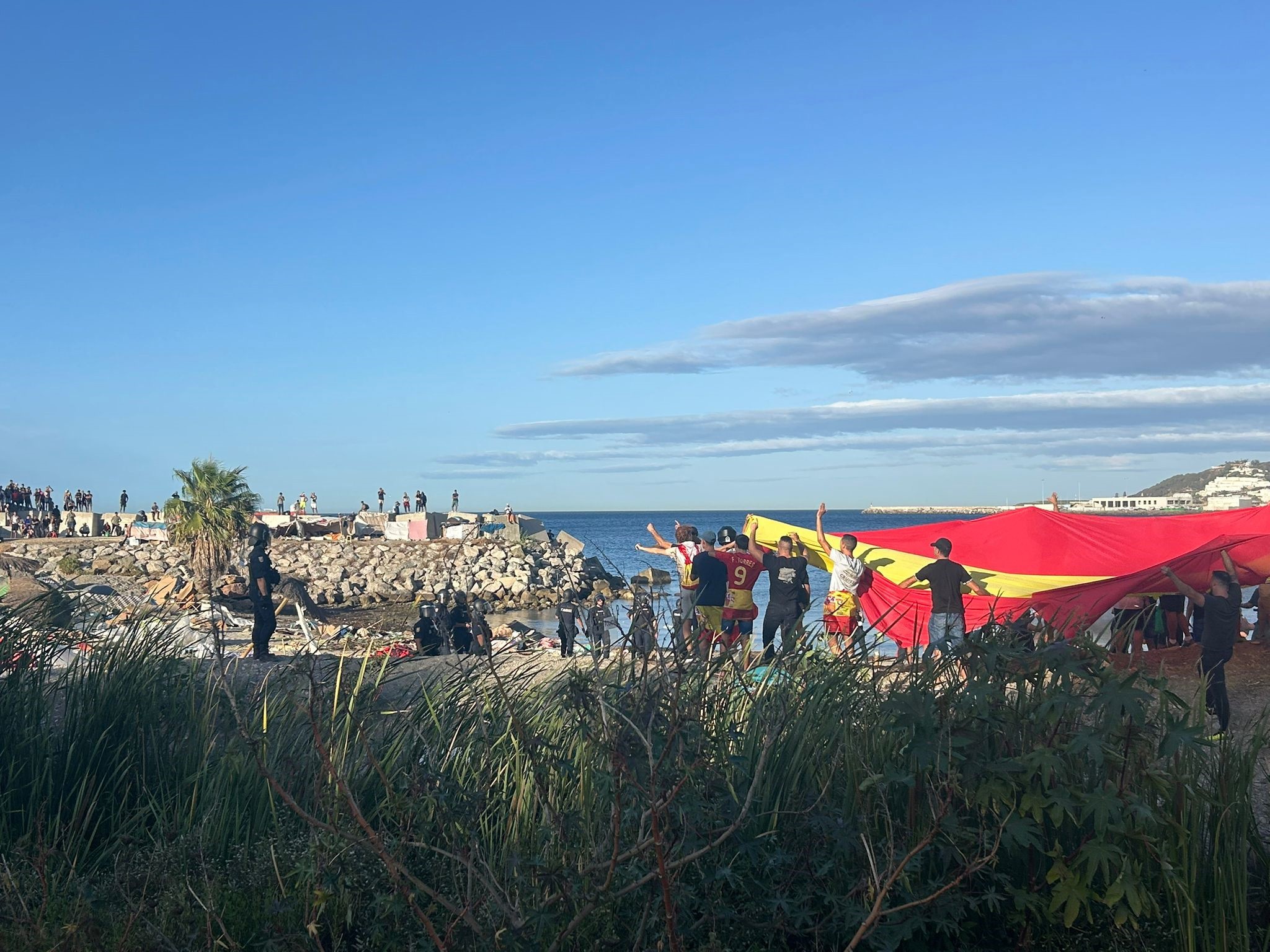 Ceuta arde: vecinos queman un campamento migrante y bloquean a Cruz Roja mientras el Gobierno rinde cuentas en el Congreso