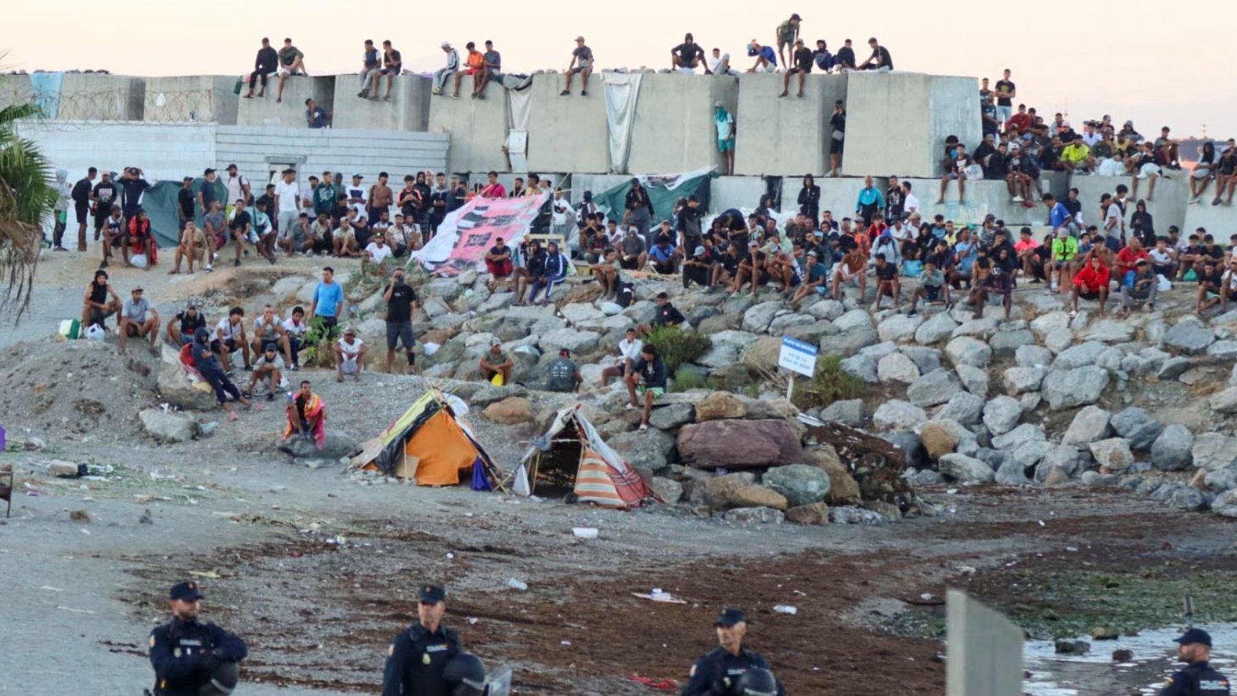 La Policía identifica a activistas de No Name Kitchen por repartir explosivos caseros entre los inmigrantes de Ceuta