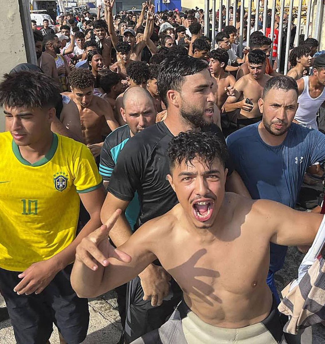 Ceuta expulsa a once detenidos por la emboscada a los militares, pero CSIF avisa: "se cambian de nombre y vuelven a entrar"
