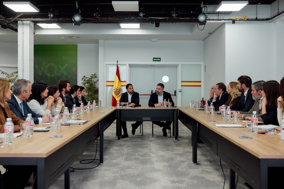 Abascal tiende la mano al PP para blindar el Senado frente al pacto de Sánchez con la izquierda