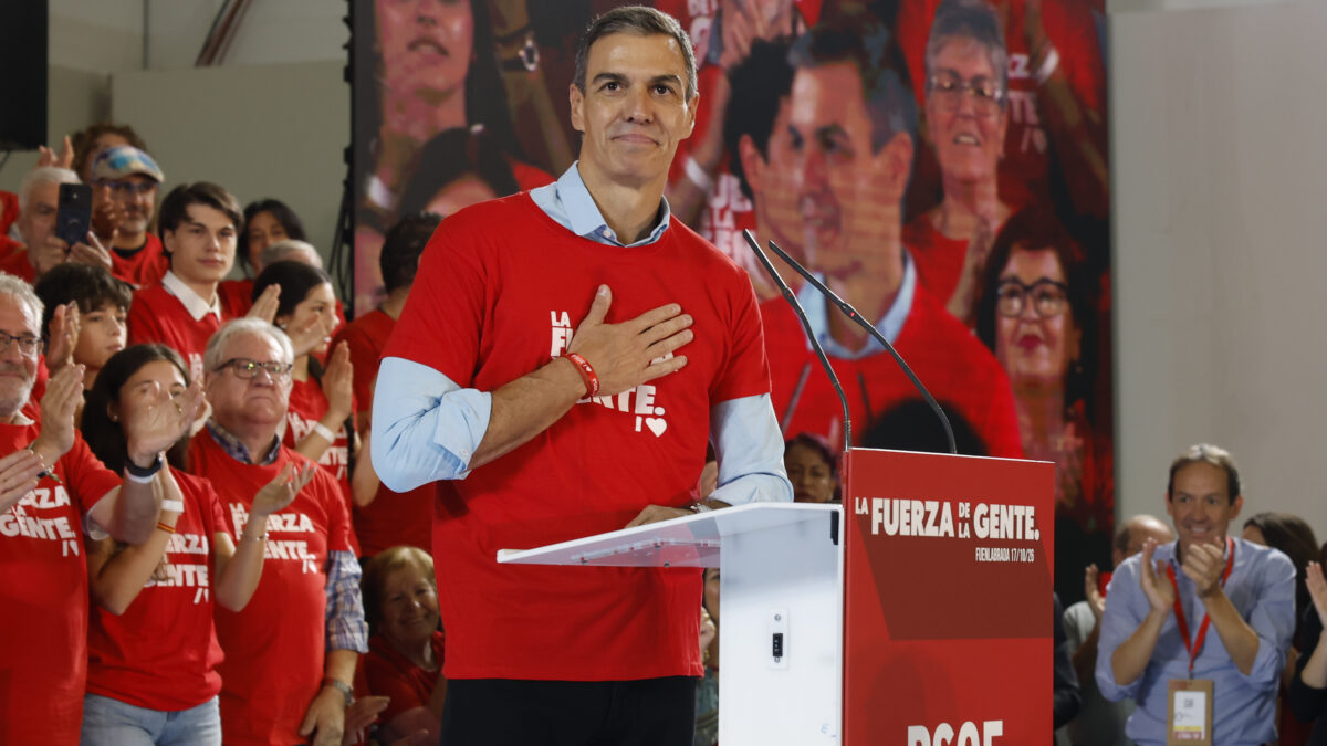 Sánchez lleva su tercer mitin de precampaña a Burgos con la sombra de Tudanca de fondo