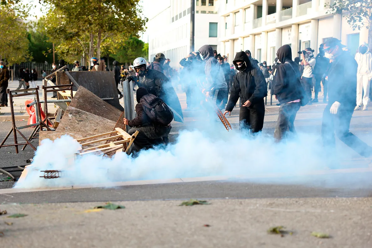 La ira social desafía al blindaje de seguridad en Francia: "Todo el mundo odia a la Policía"