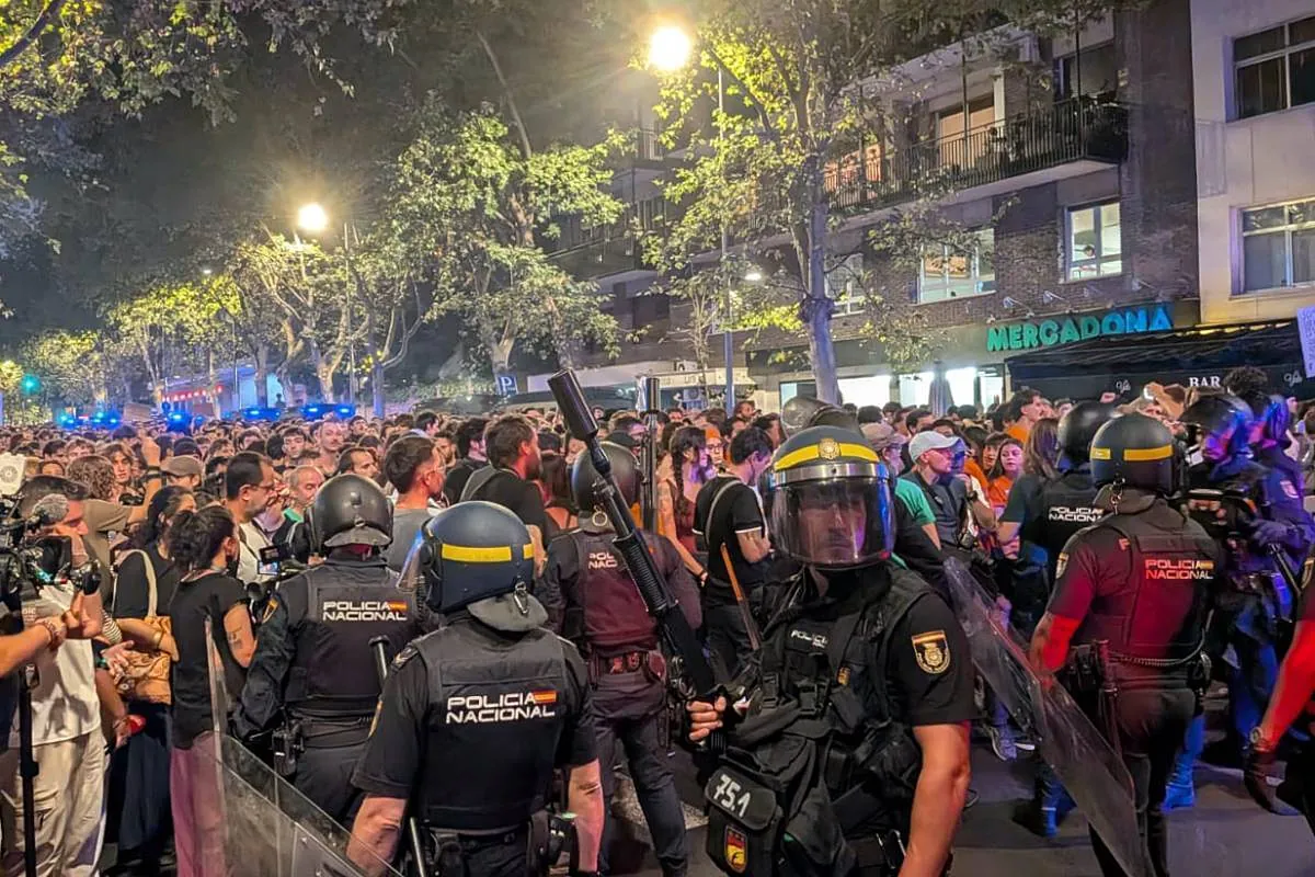 Miles de personas reclaman en Madrid el "ático de Ayuso" para Maricarmen, la anciana desahuciada