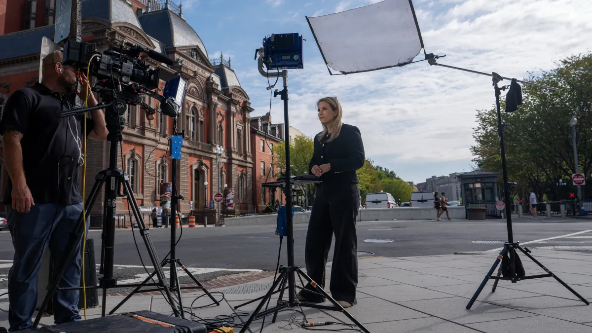 Un juez frena a Trump y obliga a devolver a CNN, MSNBC y Politico su acceso a la Casa Blanca