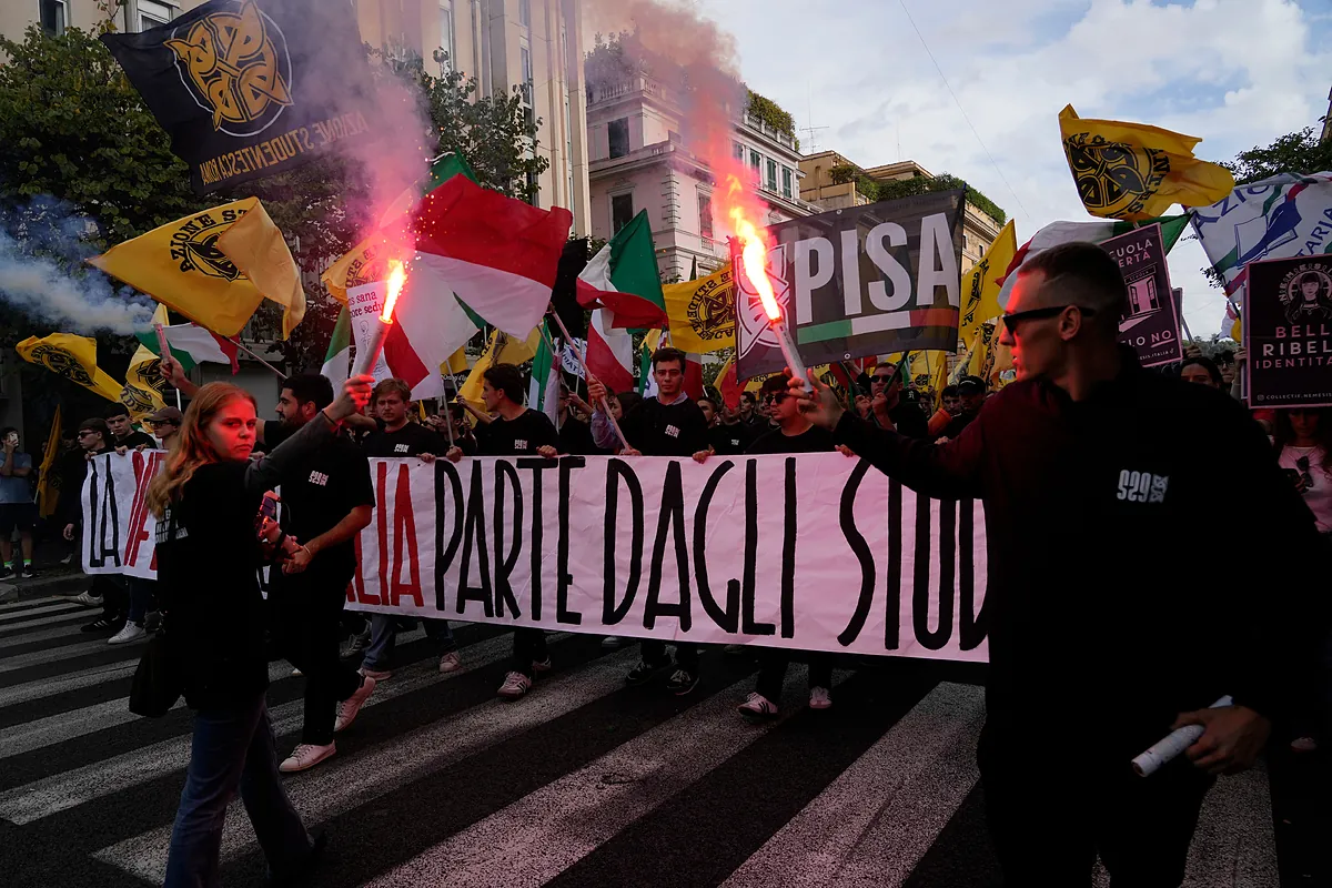 Roma identifica a 200 jóvenes con pasamontañas y aerosoles antes de las protestas por el coste de la vida