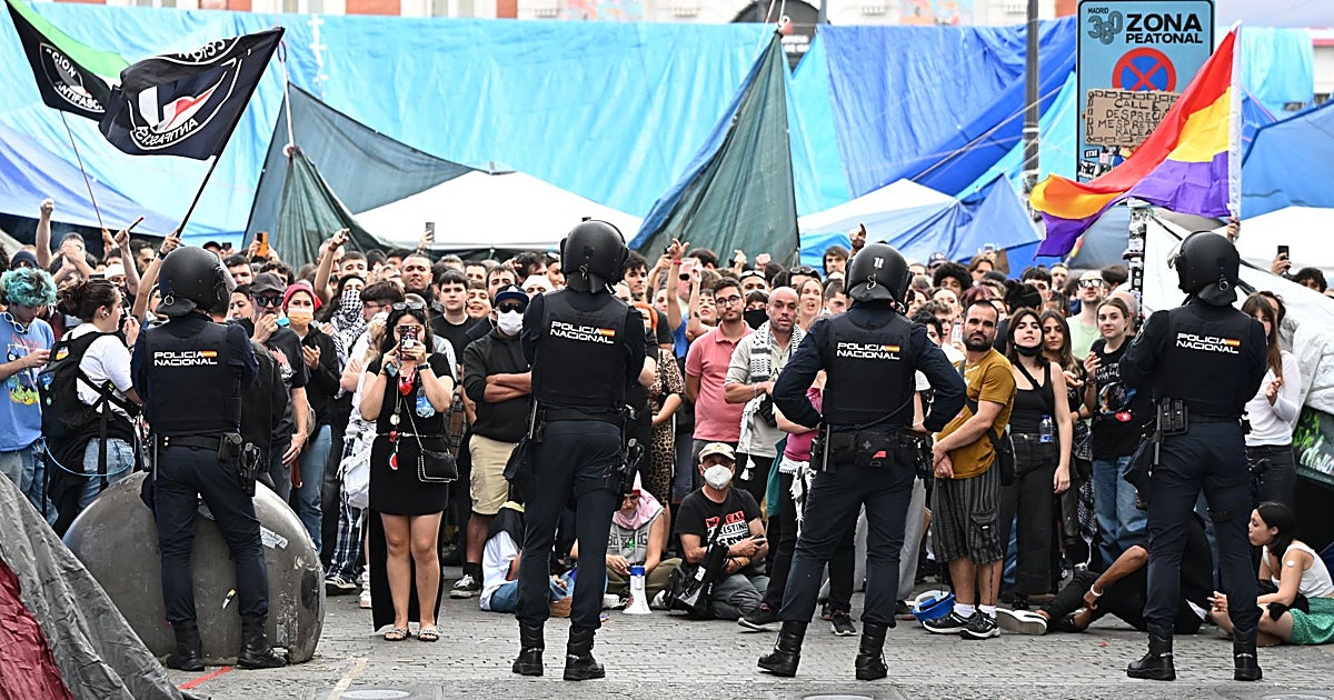 La Policía denuncia la inacción del Gobierno ante los radicales que rodean la acampada de Sol